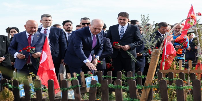 Kurtulmuş, Deprem Şehitleri Mezarlığı’nı ziyaret etti